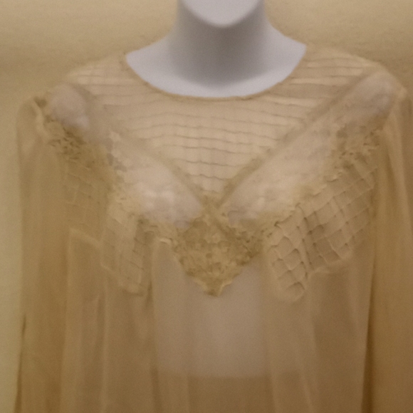 Max & Mia Sheer Lace  Blouse - Picture 2 of 10